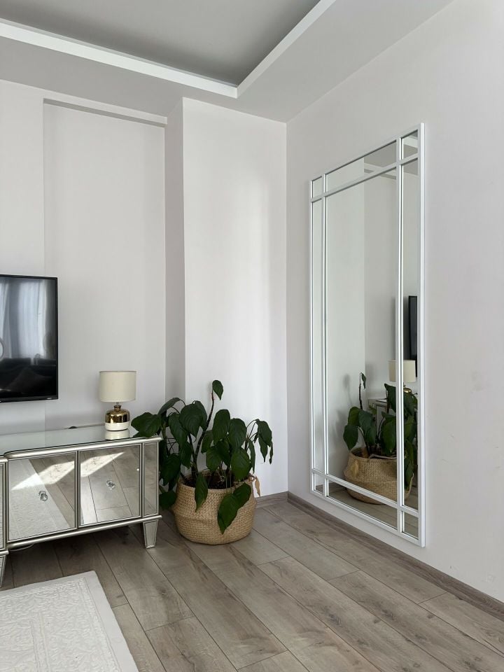 BEYAZ ÇERÇEVELİ DEKORATİF MODEL BOY AYNASI