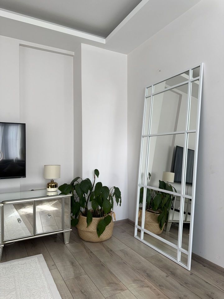 BEYAZ ÇERÇEVELİ DEKORATİF BOY AYNASI