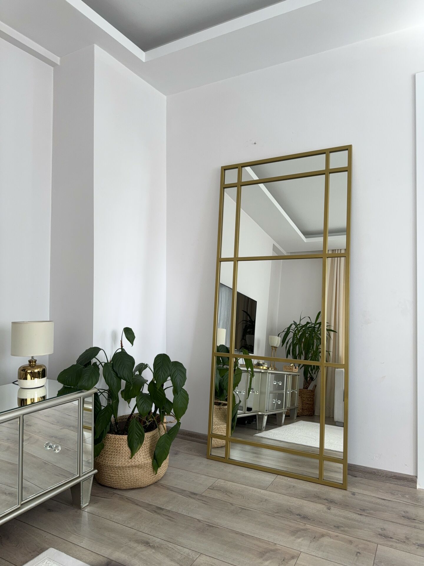 GOLD ÇERÇEVELİ DEKORAFTİF BOY AYNASI