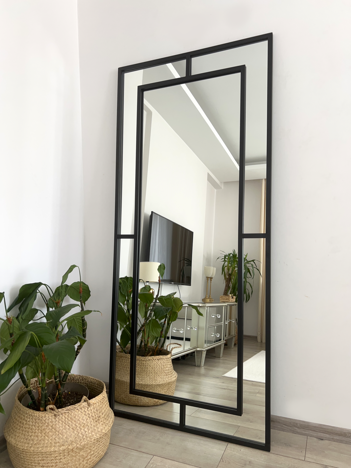 SİYAH ÇERÇEVELİ DEKORATİF MODEL BOY AYNASI