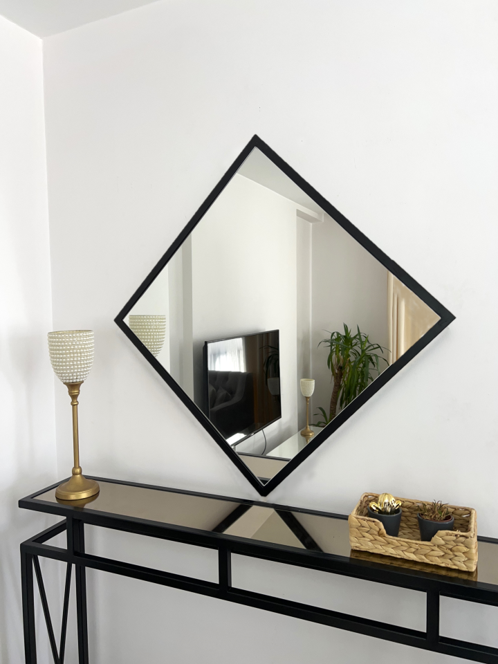 SİYAH METAL ÇERÇEVELİ 60X60 CM AYNA
