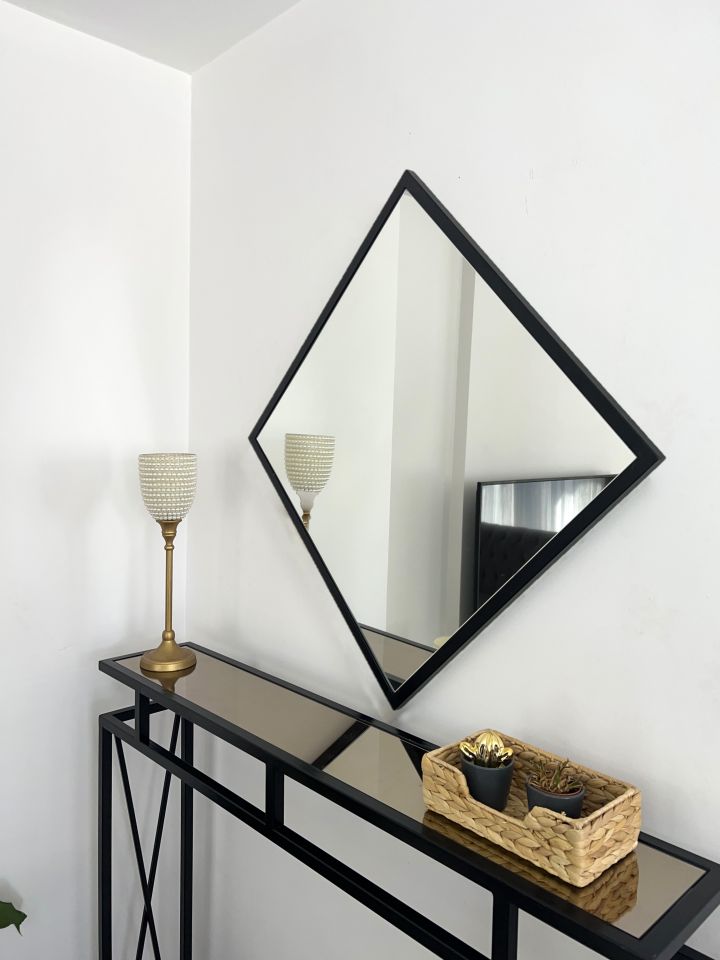 SİYAH METAL ÇERÇEVELİ 60X60 CM AYNA