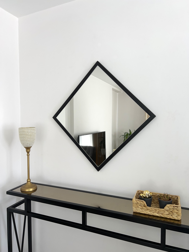 SİYAH METAL ÇERÇEVELİ 50X50 CM AYNA