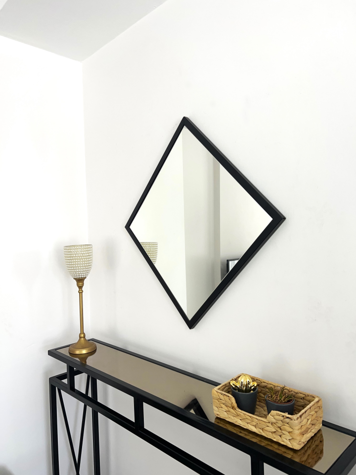 SİYAH METAL ÇERÇEVELİ 50X50 CM AYNA