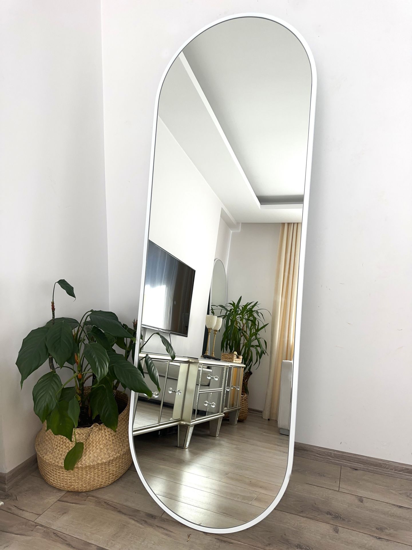 BEYAZ METAL ÇERÇEVELİ 180X60 CM ELİPS AYAKLI BOY AYNASI