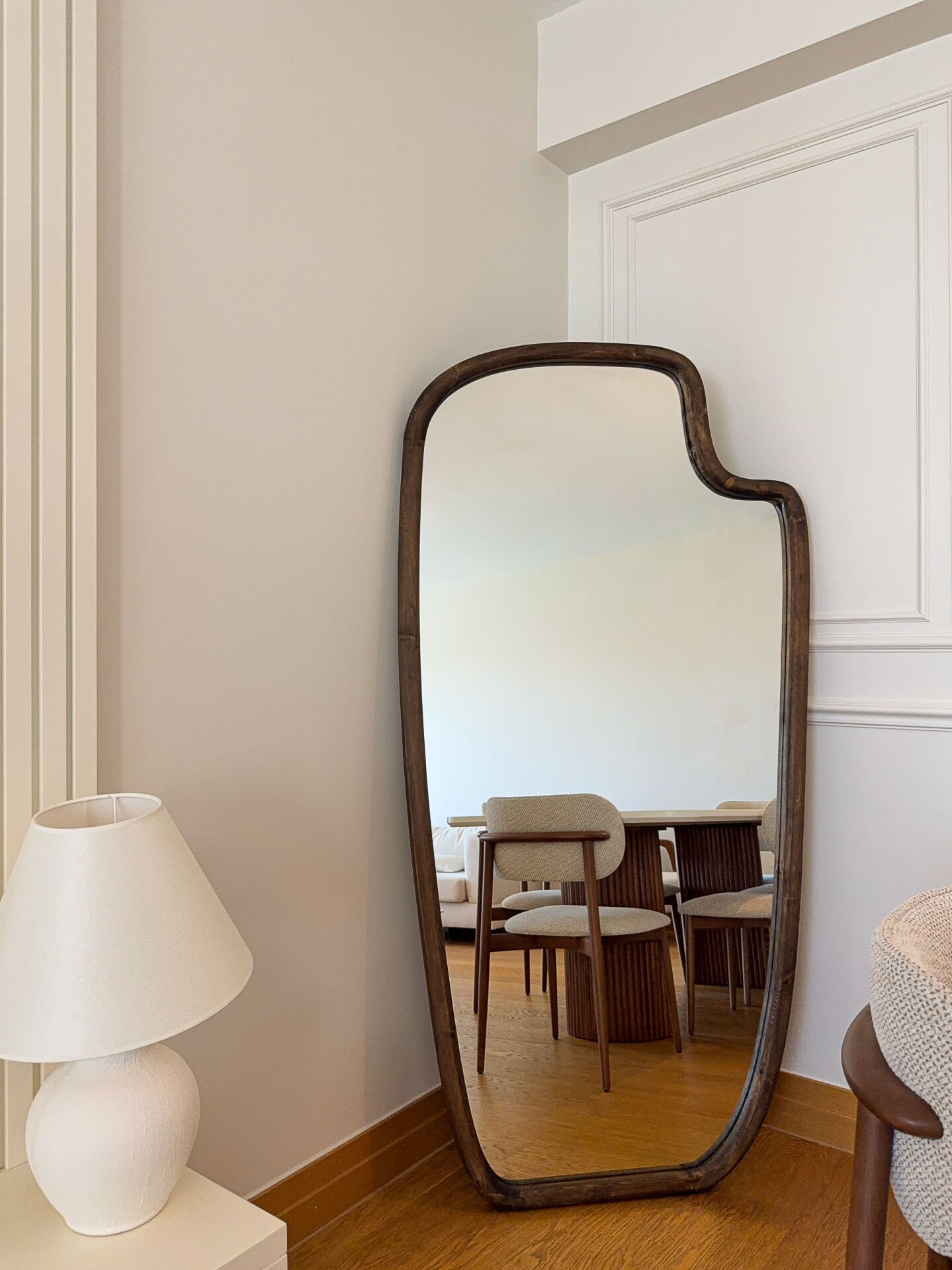 DOĞAL AHŞAP ÇERÇEVELİ 180X100 CM ( CEVİZ ) AYAKLI BOY AYNASI